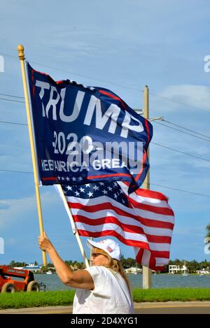 Melbourne. Comté de Brevard. Floride. ÉTATS-UNIS. 11 octobre 2020. Un drapeau intense qui agite sur la chaussée de Melbourne alors que les élections générales américaines sont à seulement quelques semaines. Les groupes prévoient un voyage en caravane à Sanford pour le rallye Trump dans les prochains jours. Crédit : Julian Leek/Alay Live News Banque D'Images