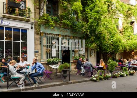 Paris, France, June 04, 2017 : style de vie célèbre à Paris, France avec bistrrots et les gens sur les terrasses. Ici, c'est "l'ancien traditionnel des Paris Banque D'Images