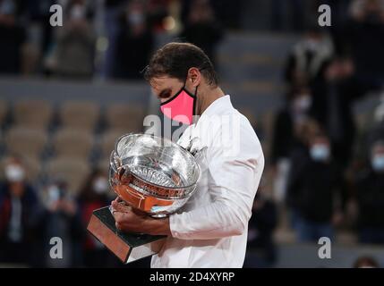 Paris, France. 11 octobre 2020. Rafael Nadal d'Espagne portant un masque assiste à la cérémonie de remise des prix après le match final des célibataires hommes contre Novak Djokovic de Serbie au tournoi de tennis 2020 à Roland Garros à Paris, France, le 11 octobre 2020. Credit: Gao Jing/Xinhua/Alamy Live News Banque D'Images