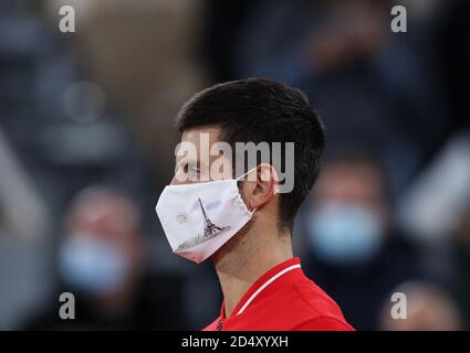 Paris, France. 11 octobre 2020. Novak Djokovic, de Serbie, portant un masque, assiste à la cérémonie de remise des prix après le match final des célibataires hommes contre Rafael Nadal, d'Espagne, au tournoi de tennis 2020 à Roland Garros à Paris, France, le 11 octobre 2020. Credit: Gao Jing/Xinhua/Alamy Live News Banque D'Images