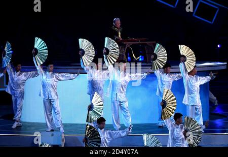 Xi'an, province chinoise du Shaanxi. 11 octobre 2020. Le spectacle est présenté lors de la cérémonie d'ouverture du 7e Festival international du film de la route de la soie à Xi'an, capitale de la province de Shaanxi, dans le sud-ouest de la Chine, le 11 octobre 2020. Cet événement de six jours sera le témoin de la participation de plus de 3,000 films de 116 pays et régions. Credit: Zhang Bowen/Xinhua/Alay Live News Banque D'Images