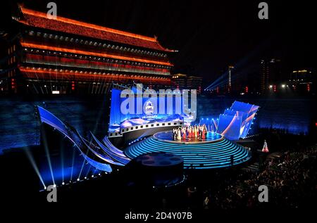 Xi'an. 11 octobre 2020. Photo prise le 11 octobre 2020 montre la cérémonie d'ouverture du 7e Festival international du film de la route de la soie à Xi'an, capitale de la province de Shaanxi, dans le sud-ouest de la Chine. Cet événement de six jours sera le témoin de la participation de plus de 3,000 films de 116 pays et régions. Credit: Zhang Bowen/Xinhua/Alay Live News Banque D'Images