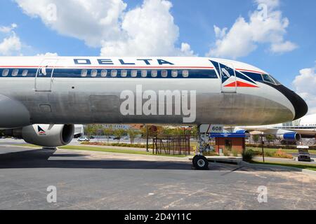 Boeing 757 de Delta Airlines avec une vieille décoration préservée au musée de vol Delta près de l'aéroport d'Atlanta, aux États-Unis. Exposition d'avions au musée de l'aviation. Banque D'Images