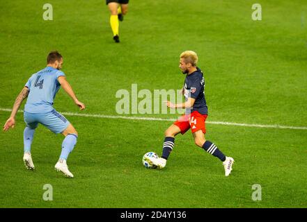 New York, NY - 11 octobre 2020 : Diego Fagundez (14) de la Révolution de Nouvelle-Angleterre contrôle le ballon pendant le match de la saison régulière de la MLS contre le NYCFC au stade Yankee Banque D'Images