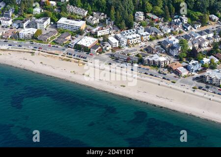 Vue aérienne d'Alki Beach près de Seattle, États-Unis. Vue depuis le dessus de la plage d'Alki et de l'avenue Alki SW à l'ouest de Seattle. Banque D'Images