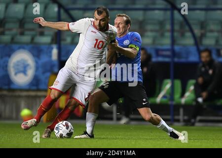 Tallinn, Estonie. 11 octobre 2020. Goran Pandev (L) de la Macédoine du Nord vit avec Konstantin Vassiljev d'Estonie lors du match de football de la Ligue des Nations de l'UEFA entre l'Estonie et la Macédoine du Nord à l'aréna A. le Coq à Tallinn, Estonie, le 11 octobre 2020. Credit: Sergei Stepanov/Xinhua/Alay Live News Banque D'Images