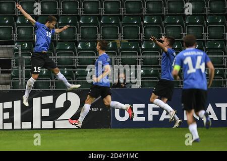 Tallinn, Estonie. 11 octobre 2020. Rauno Sappinen (1er L) d'Estonie saute pour célébrer un but lors du match de football de la Ligue des Nations de l'UEFA entre l'Estonie et la Macédoine du Nord à l'aréna A. le Coq à Tallinn, Estonie, le 11 octobre 2020. Credit: Sergei Stepanov/Xinhua/Alay Live News Banque D'Images