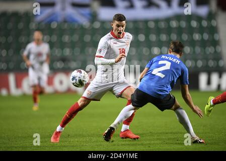 Tallinn, Estonie. 11 octobre 2020. Vlatko Stojanovski (L) de la Macédoine du Nord vit avec Marten Kuusk d'Estonie lors du match de football de la Ligue des Nations de l'UEFA entre l'Estonie et la Macédoine du Nord à l'aréna A. le Coq à Tallinn, Estonie, le 11 octobre 2020. Credit: Sergei Stepanov/Xinhua/Alay Live News Banque D'Images