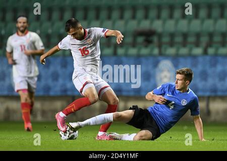 Tallinn, Estonie. 11 octobre 2020. Boban Nikolov (C) de Macédoine du Nord et Mattias Kait (R) d'Estonie lors du match de football de la Ligue des Nations de l'UEFA entre l'Estonie et la Macédoine du Nord à l'aréna A. le Coq à Tallinn, Estonie, 11 octobre 2020. Credit: Sergei Stepanov/Xinhua/Alay Live News Banque D'Images