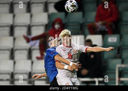 Tallinn, Estonie. 11 octobre 2020. Egzijan Alioski (R) de la Macédoine du Nord rivalise pour une tête avec Vlasiy Sinyavskiy d'Estonie lors du match de football de la Ligue des Nations de l'UEFA entre l'Estonie et la Macédoine du Nord à l'aréna A. le Coq à Tallinn, Estonie, 11 octobre 2020. Credit: Sergei Stepanov/Xinhua/Alay Live News Banque D'Images