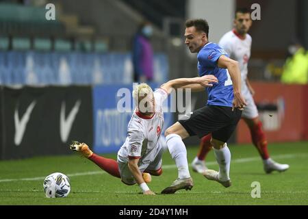 Tallinn, Estonie. 11 octobre 2020. Egzijan Alioski (L) de la Macédoine du Nord rivalise avec Siim LUT d'Estonie lors du match de football de la Ligue des Nations de l'UEFA entre l'Estonie et la Macédoine du Nord à l'aréna A. le Coq à Tallinn, Estonie, le 11 octobre 2020. Credit: Sergei Stepanov/Xinhua/Alay Live News Banque D'Images