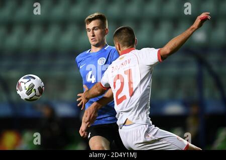 Tallinn, Estonie. 11 octobre 2020. Mattias Kait (L) d'Estonie rivalise avec Gjoko Zajkov de Macédoine du Nord lors du match de football de la Ligue des Nations de l'UEFA entre l'Estonie et la Macédoine du Nord à l'aréna A. le Coq à Tallinn, Estonie, 11 octobre 2020. Credit: Sergei Stepanov/Xinhua/Alay Live News Banque D'Images