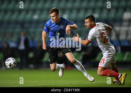 Tallinn, Estonie. 11 octobre 2020. Mattias Kait (L) d'Estonie rivalise avec Gjoko Zajkov de Macédoine du Nord lors du match de football de la Ligue des Nations de l'UEFA entre l'Estonie et la Macédoine du Nord à l'aréna A. le Coq à Tallinn, Estonie, 11 octobre 2020. Credit: Sergei Stepanov/Xinhua/Alay Live News Banque D'Images