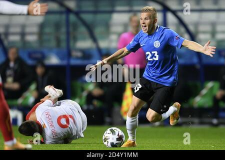 Tallinn, Estonie. 11 octobre 2020. Taijo Teniste (R) d'Estonie réagit alors qu'Aleksandar Trajkovski du Nord de la Macédoine tombe pendant le match de football de la Ligue des Nations de l'UEFA entre l'Estonie et la Macédoine du Nord à l'aréna A. le Coq à Tallinn, Estonie, le 11 octobre 2020. Credit: Sergei Stepanov/Xinhua/Alay Live News Banque D'Images