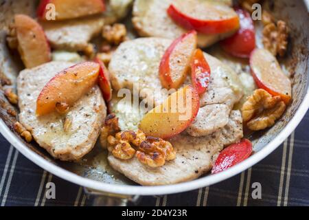 Filets de porc aux noix, aux pommes et au beurre de sauge Banque D'Images