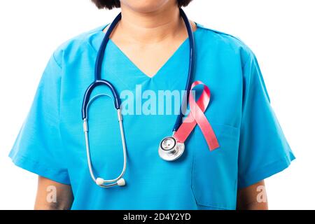 Femme infirmière en uniforme de clinique avec le soutien de la sensibilisation au VIH SIDA ruban rouge sur la poitrine en studio tir isolé sur fond blanc, soins de santé et Banque D'Images