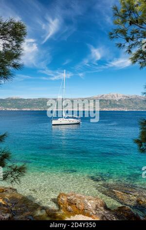 Yacht moderne dans la mer Adriatique, Croatie Banque D'Images