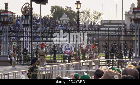 ouverture des portes entre l'inde et le pakistan à la frontière de wagah à amritsar, en inde Banque D'Images