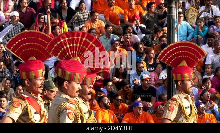 gardes-frontières et foule indienne à la frontière de wagah entre l'inde et le pakistan près d'amritsar, en inde Banque D'Images