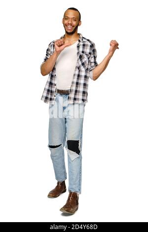 Joyeux ami africain-américain jeune homme portant une chemise décontractée pointant par doigt sur l'espace de copie Banque D'Images
