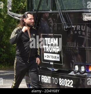 Orlando, Floride, États-Unis. 11 octobre 2020 - Orlando, Floride, États-Unis - le combattant de l'UFC Jorge Masvidal arrive pour parler avec Donald Trump Jr. Lors d'un rassemblement de campagne des combattants contre le socialisme en soutien au président américain Donald Trump, le 11 octobre 2020 à Orlando, en Floride. (Paul Hennessy/Alamy) crédit : Paul Hennessy/Alamy Live News Banque D'Images