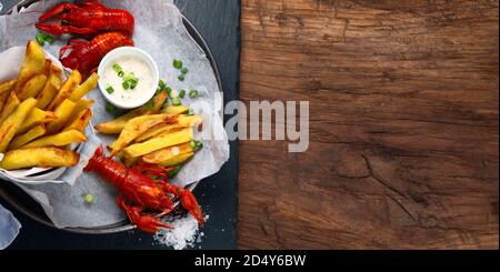 Délicieux écrevisses bouillies et frites maison servies avec des sauces. Fête de la bière. Vue de dessus, espace de copie. Banque D'Images