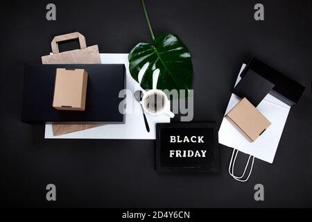 Composition de la promotion solde du Vendredi fou. Concept de vente au détail du Vendredi fou. Vue de dessus, tableau noir. Banque D'Images