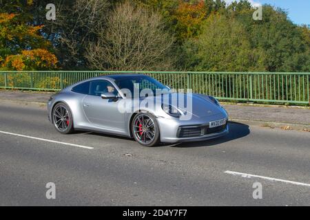 Porsche 2020 argent 911 Carrera 4S S-A ; circulation automobile, véhicules en mouvement, voitures, véhicules roulant sur les routes britanniques, moteurs, conduite sur le réseau routier britannique. Banque D'Images