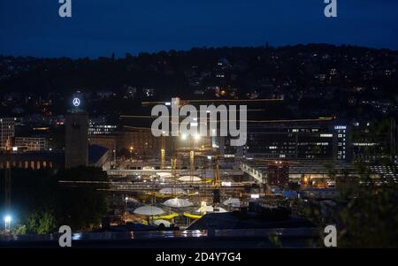 Stuttgart, Allemagne. 12 octobre 2020. Le chantier de construction du projet de chemin de fer Stuttgart 21 est visible dans le centre-ville. Credit: Marijan Murat/dpa/Alamy Live News Banque D'Images