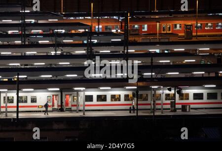 Stuttgart, Allemagne. 12 octobre 2020. Les trains sont situés sur les voies de la gare centrale de Stuttgart. Credit: Marijan Murat/dpa/Alamy Live News Banque D'Images
