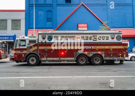 Bronx, États-Unis. 10 octobre 2020. Le service des incendies de la ville de New York répond à un appel d'incendie 911 dans un immeuble résidentiel de grande hauteur situé au 370 Brook Avenue dans l'appartement 14F dans le Bronx. (Photo de Steve Sanchez/Pacific Press) Credit: Pacific Press Media production Corp./Alay Live News Banque D'Images