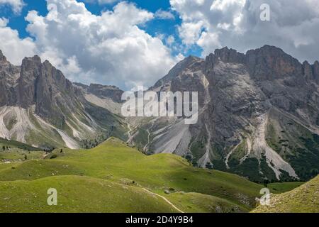 Vue à couper le souffle dans les dolomites sauvages montagnes Banque D'Images