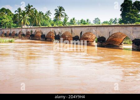 Paysage de l'ancien pont sur le Mékong à si Phan Don ou quatre mille îles, au sud du Laos, a été construit par les Français en 1893. Banque D'Images