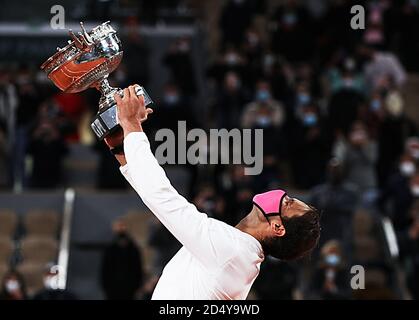 Pékin, France. 11 octobre 2020. Rafael Nadal d'Espagne célèbre avec le trophée lors de la cérémonie de remise après avoir remporté le match final masculin des célibataires contre Novak Djokovic de Serbie lors du tournoi de tennis 2020 à Roland Garros à Paris, France, le 11 octobre 2020. Credit: Gao Jing/Xinhua/Alamy Live News Banque D'Images
