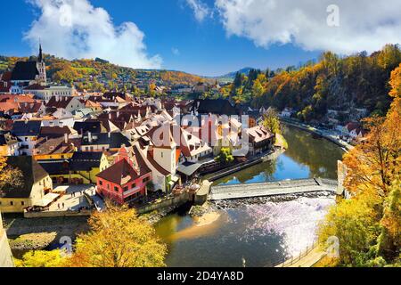 Château d'Etat et Château Cesky Krumlov, République Tchèque, Vieille ville et automne dans l'après-midi avec le ciel bleu et de beaux nuages. Banque D'Images