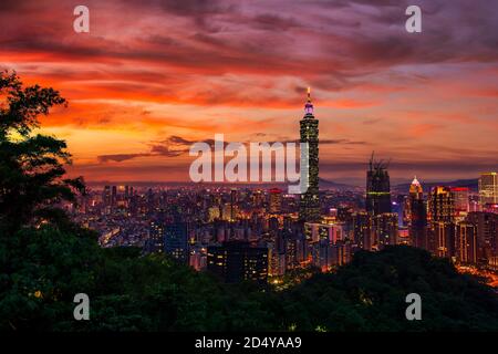 Vue panoramique aérienne du centre-ville de Taipei à la tombée de la nuit, avec la tour Taipei 101 dans le quartier commercial de Xinyi, la capitale du crépuscule, Taiwan. Banque D'Images