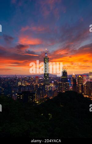 Vue panoramique aérienne du centre-ville de Taipei à la tombée de la nuit, avec la tour Taipei 101 dans le quartier commercial de Xinyi, la capitale du crépuscule, Taiwan. Banque D'Images