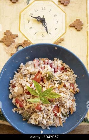salade de riz végétarienne garnie de basilic frais Banque D'Images