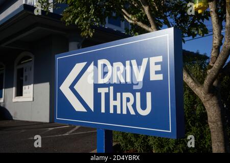 L'enseigne du drive devant un café drive-in. Banque D'Images