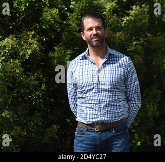 Orlando, États-Unis. 11 octobre 2020. Donald Trump Jr attend de prendre la parole lors d'un rassemblement de campagne des combattants contre le socialisme en faveur de son père, le président américain Donald Trump. Le combattant de l'UFC Jorge Masvidal s'est également adressé aux supporters de l'événement. Crédit : SOPA Images Limited/Alamy Live News Banque D'Images