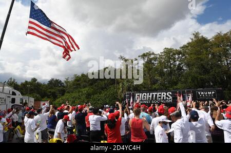 Orlando, États-Unis. 11 octobre 2020. Les gens réagissent comme un autobus transportant Donald Trump Jr arrive à un rassemblement de campagne des combattants contre le socialisme en soutien au président américain Donald Trump. Le combattant de l'UFC Jorge Masvidal a également pris la parole à l'événement. Crédit : SOPA Images Limited/Alamy Live News Banque D'Images