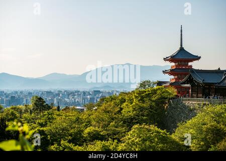 Vue sur Kyoto depuis le temple Kiyomizu-dera, Kyoto, Japon Banque D'Images