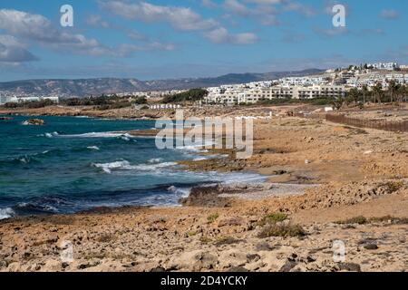 Littoral rocheux, près du site archéologique de la tombe des Rois, Paphos Chypre. Banque D'Images