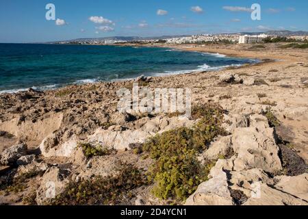 Littoral rocheux, près du site archéologique de la tombe des Rois, Paphos Chypre. Banque D'Images