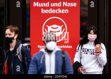 Düsseldorf, Allemagne. 09e octobre 2020. A la gare centrale de Düsseldorf, les panneaux de Deutsche Bahn invitent les voyageurs à « couvrez-vous la bouche et le nez ». Dans les zones piétonnes et les espaces publics, un masque est requis si la valeur R est augmentée. (Photo du sujet, photo du symbole) Dusseldorf, 09.10.2020 | usage dans le monde crédit: dpa/Alamy Live News Banque D'Images