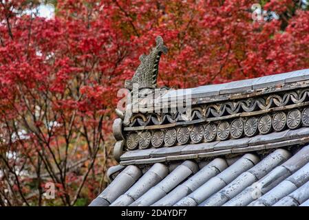 Détail du toit du sanctuaire et gargouille, temple de Shoshazan Engyoji de la secte Tendai, Himeji, Japon. Emplacement du film pour le dernier Samouraï Banque D'Images