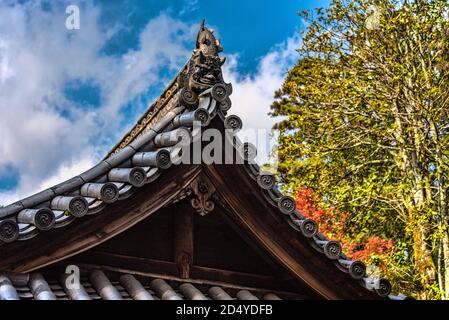 Détail du toit du sanctuaire et gargouille, temple de Shoshazan Engyoji de la secte Tendai, Himeji, Japon. Emplacement du film pour le dernier Samouraï Banque D'Images