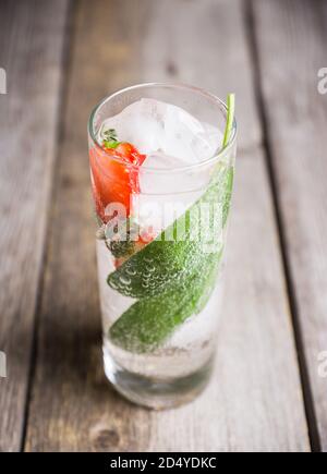 Cocktail frais avec feuilles mûres de fraise et de sauge. Mise au point sélective. Banque D'Images