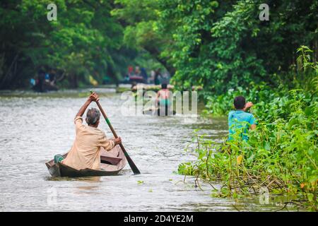 Pirojpur, Bangladesh : marché flottant de la Guava Atghar Kuriana Banque D'Images