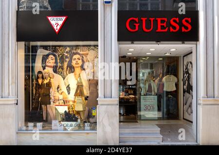 Fenêtre d'affichage estimation. Devinez le magasin de vêtements de la marque de mode Banque D'Images